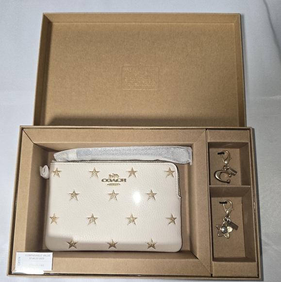 New Coach Boxed Chalk Corner Zip Wristlet Gold Star Print Set W/Charms MSRP $148 - Picture 5 of 7